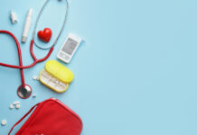 Technologie helpt voetulcera voorkomen Glucometer with pills, stethoscope, lancet pen and heart on color background.
