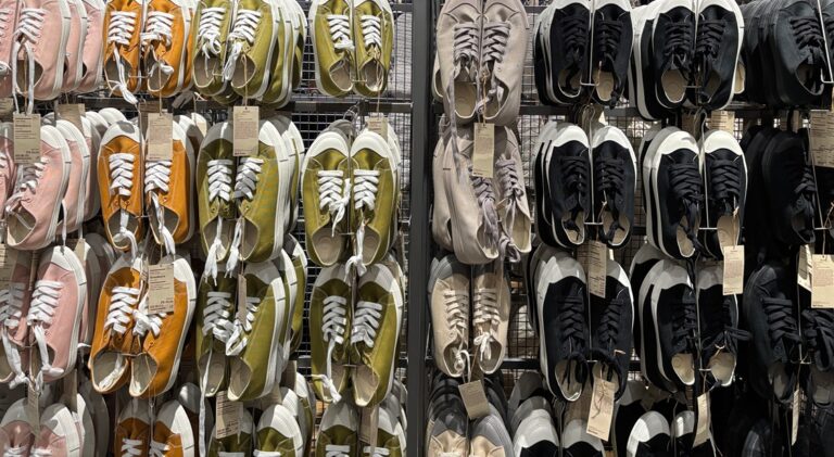 Waar let je op als je een nieuw paar sneakers koopt? Sneakers for sale in Muji, The Galeries