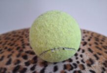 Masseren met bevroren tennisbal effectief bij fasciitis plantaris Tennisbal is handig om voetzool te masseren